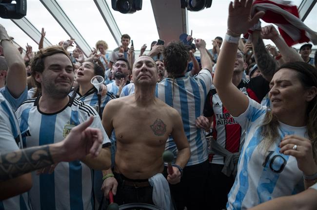 CĐV Argentina phát điên trong ngày đội nhà vô địch World Cup 10