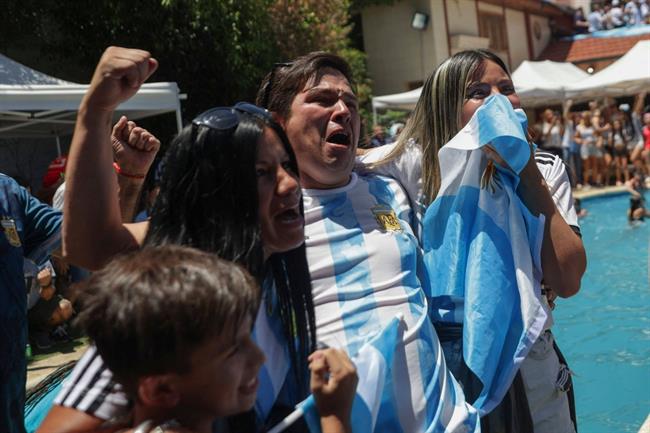 CĐV Argentina phát điên trong ngày đội nhà vô địch World Cup 7