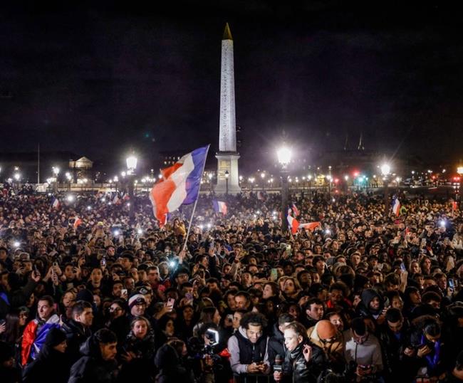 Mbappe và đồng đội được NHM chào đón như nhà vô địch World Cup 1