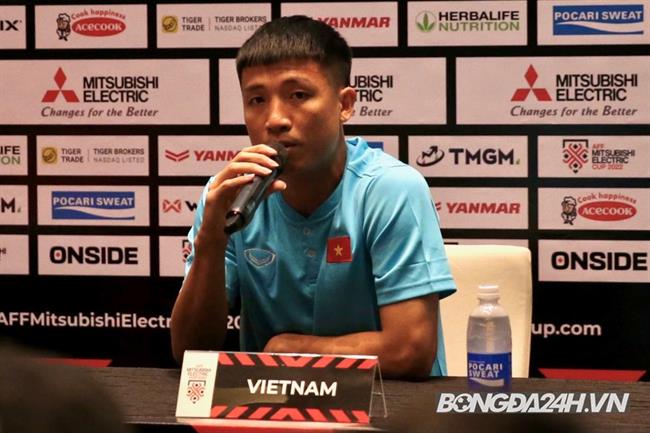 Bùi Tiến Dũng: Sân nhân tạo bất lợi nhưng toàn đội sẽ thích nghi