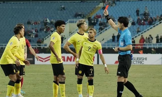 Trong tai nguoi Nhat Ban rut the do voi Azam sau hanh vi pham loi voi doan Van Hau