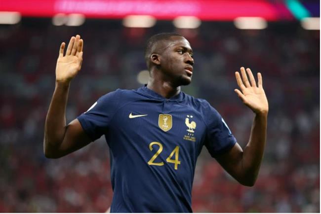 Konate co the ra san truoc Leicester