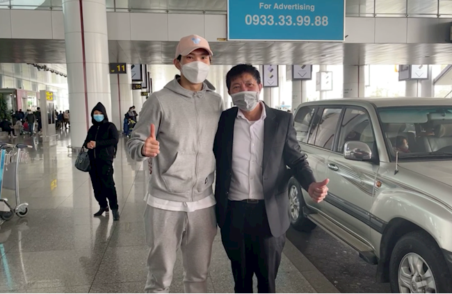 Bố ra sân bay đón, Văn Hậu được ăn Tết bù cùng gia đình