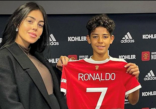 Con trai Ronaldo ký hợp đồng với Man Utd