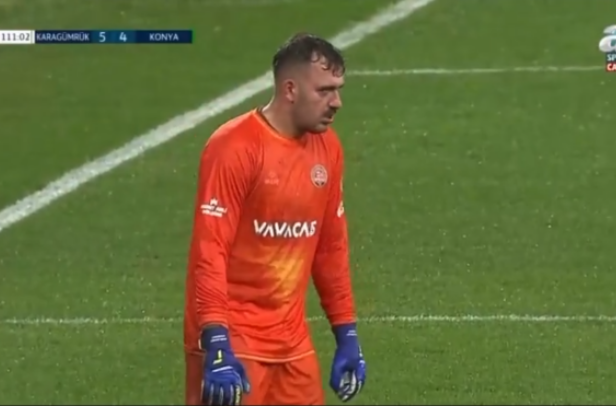 Emiliano Viviano rét run vì lạnh