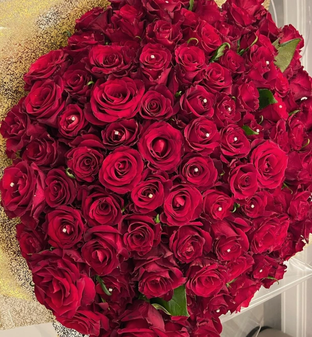 Ronaldo hạnh phúc bên bạn gái ở ngày lễ tình nhân