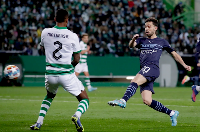 CĐV Sporting ăn mừng bàn thắng của Bernardo Silva