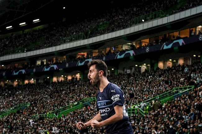 CĐV Sporting ăn mừng bàn thắng của Bernardo Silva