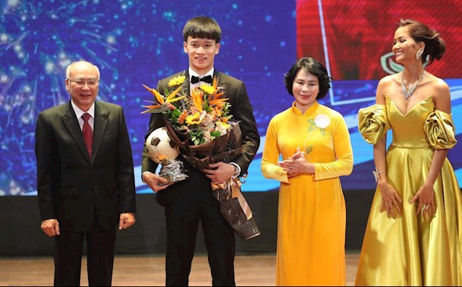 Tiền vệ Nguyễn Hoàng Đức lần đầu đoạt "Quả bóng vàng Việt Nam" mấy giờ trao giải quả bóng vàng 2021