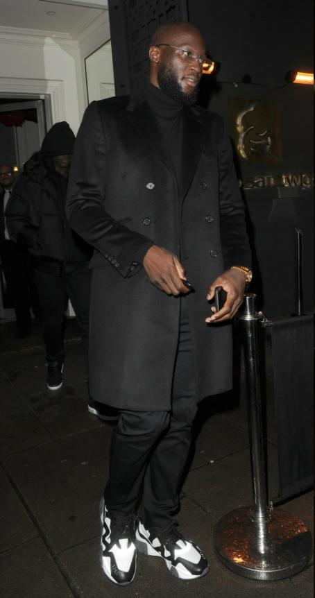 Romelu Lukaku với bộ quần áo màu đen