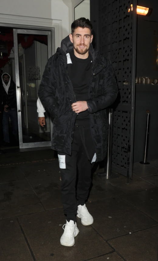 Jorginho mỉm cười sau khi rời quán ăn Ý-Nhật