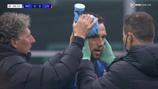 Stefan de Vrij bị choáng và tầm nhìn kém nhưng vẫn tiếp tục thi đấu