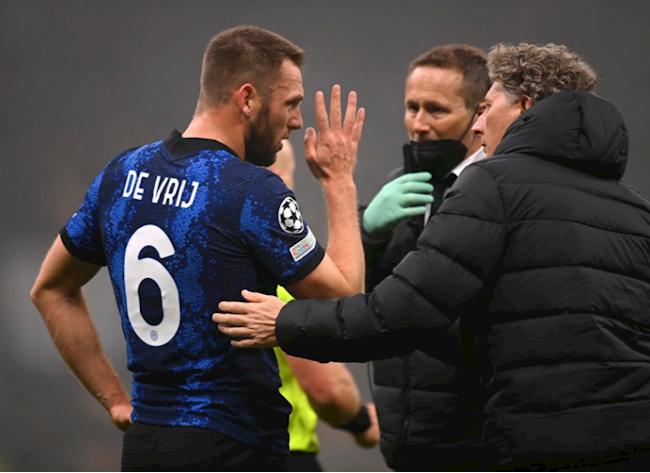 Stefan de Vrij bị choáng và tầm nhìn kém nhưng vẫn tiếp tục thi đấu