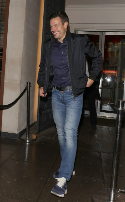 Cesar Azpilicueta cười rạng rỡ