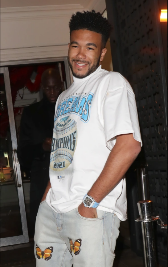 Reece James mặc đồ trắng nổi bật