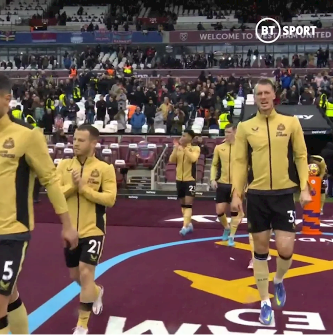 Hình ảnh hài hước nhất vòng 26 Ngoại hạng Anh