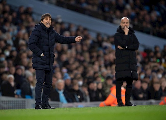 Màn ăn mừng cuồng nhiệt của Conte sau bàn thắng của Harry Kane