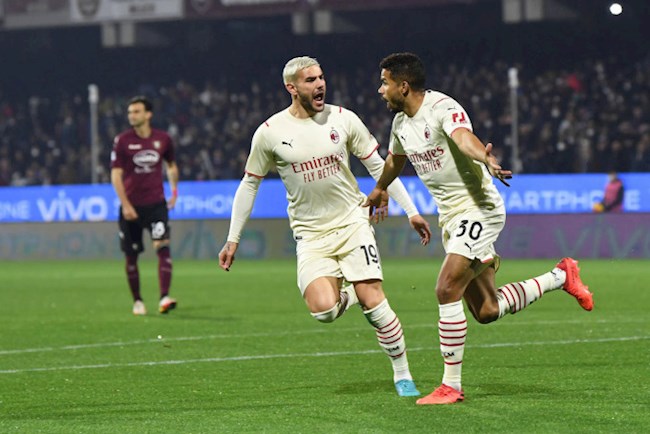 Messiah (phải) chia vui với Theo Hernandez sau khi giật lại một điểm cho Milan