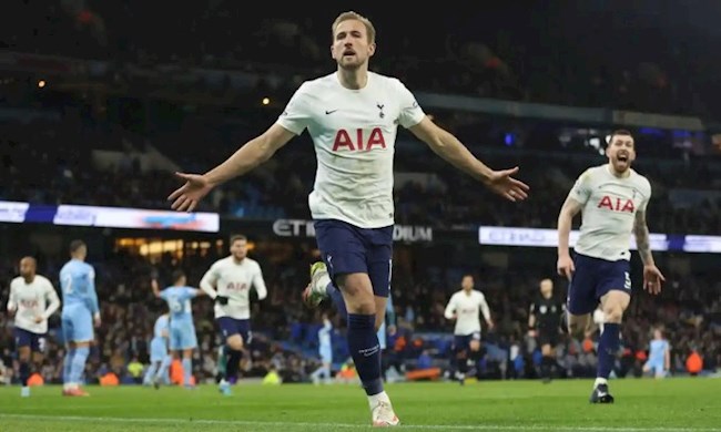 Kane giật ba điểm cho Tottenham với cú đúp tại Etihad. Ảnh: Reuters.