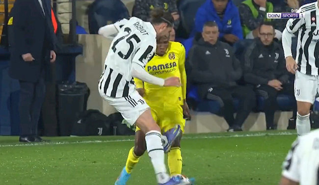 Đạp thẳng vào người đối phương, sao Juventus vẫn thoát thẻ đỏ