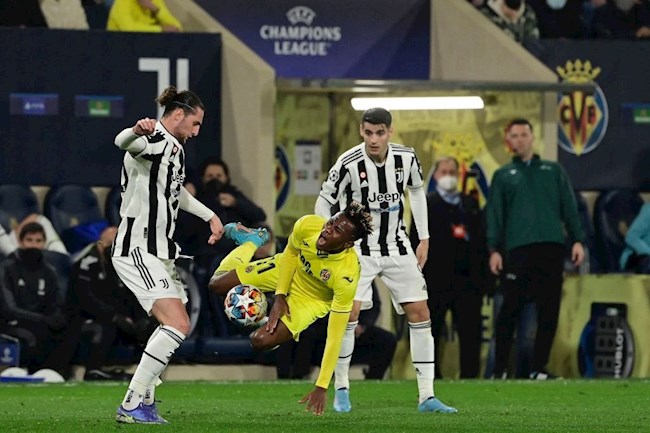 Đạp thẳng vào người đối phương, sao Juventus vẫn thoát thẻ đỏ