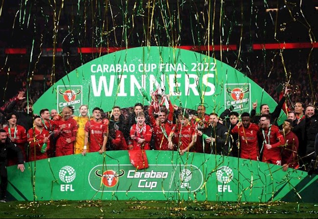 Các cầu thủ Liverpool ăn mừng danh hiệu đầu tiên trong mùa giải