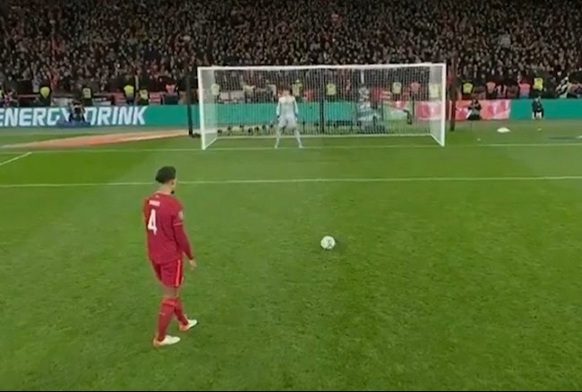 Chơi đòn tâm lý với Van Dijk, Kepa nhận cái kết đắng