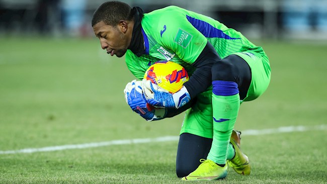 Thủ môn suýt chết cóng khi ra sân ở vòng loại World Cup hình ảnh