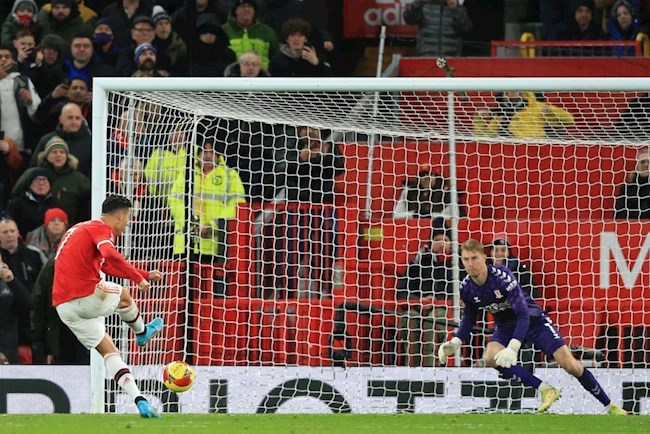 Ronaldo sút hỏng 11m vào đầu hiệp 1