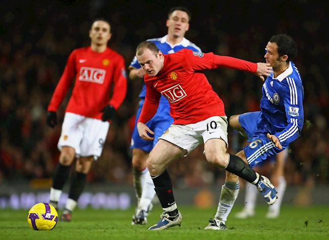 Rooney trong một trận đấu với Chelsea
