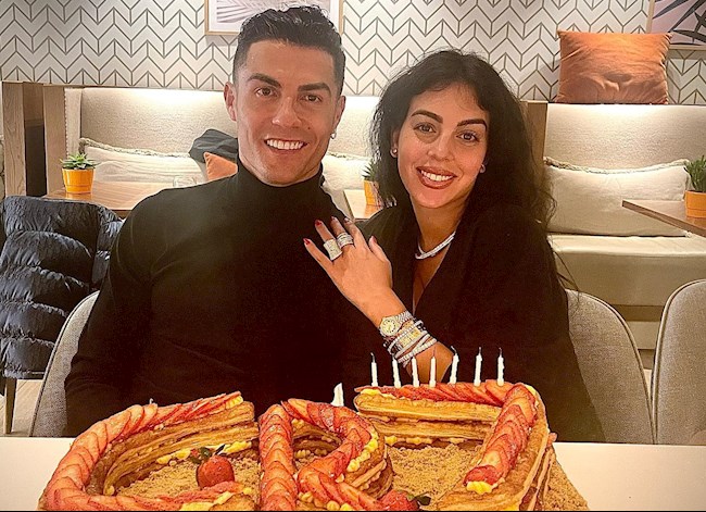 Đón sinh nhật tuổi 37, Ronaldo tranh thủ 