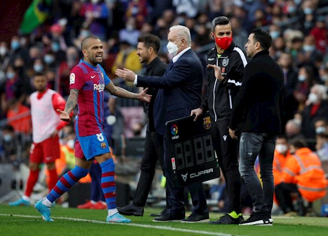 Alves có màn tái xuất khó quên tại Camp Nou. Ảnh: Reuters.