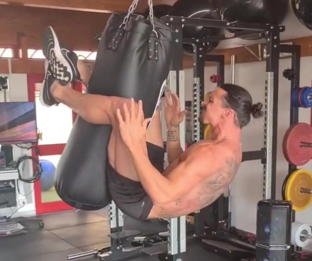 Zlatan Ibrahimovic tập luyện ở tuổi 40