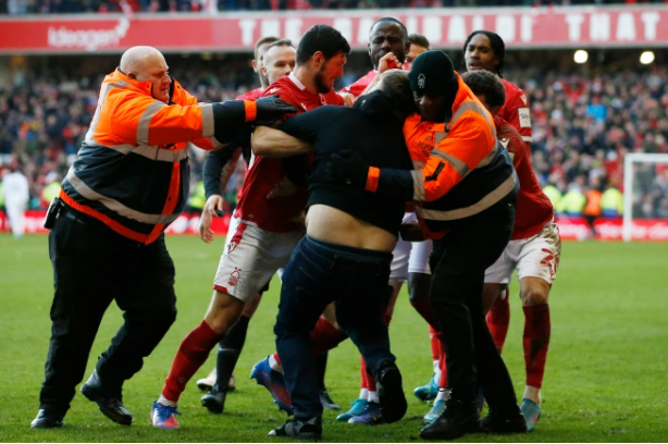 CĐV Leicester tấn công cầu thủ của Nottingham Forest CĐV Leicester tấn công cầu thủ của Nottingham Forest