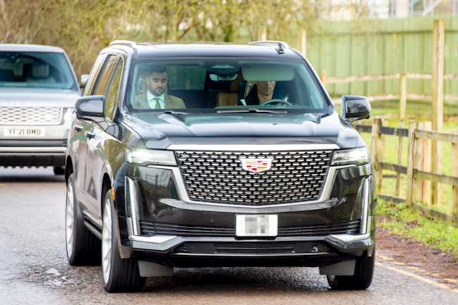 Cristiano Ronaldo lái xe do bạn gái tặng đến sân tập của MU