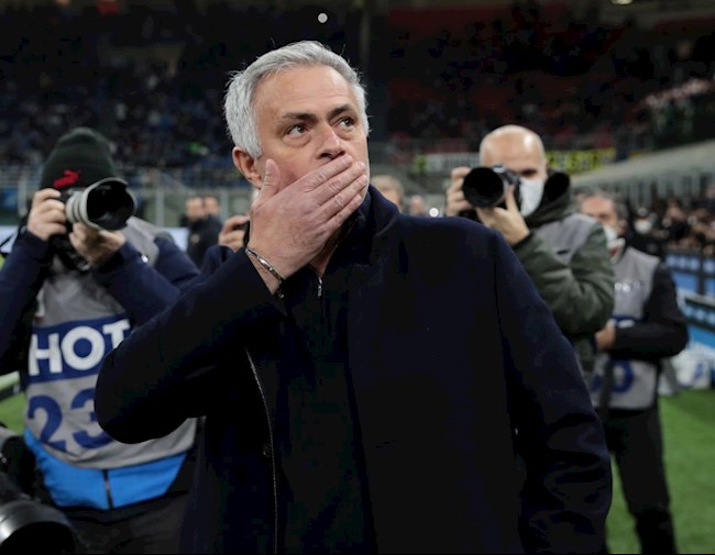 Video: CĐV Inter Milan chào đón Jose Mourinho trong ngày trở lại Video: CĐV Inter Milan chào đón Jose Mourinho trong ngày trở lại