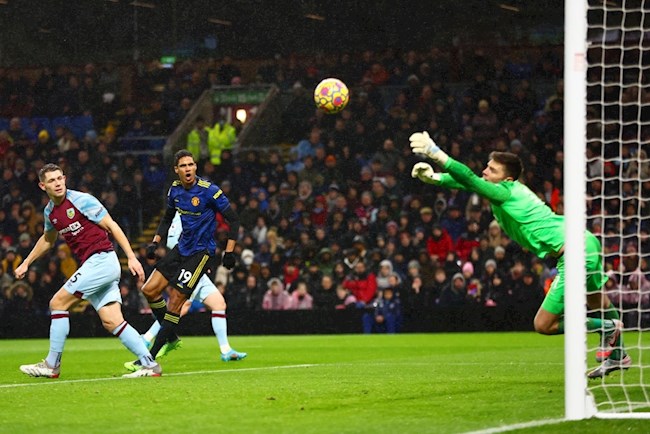 Cú đánh đầu thành bàn không được công nhận của Varane ở đầu trận