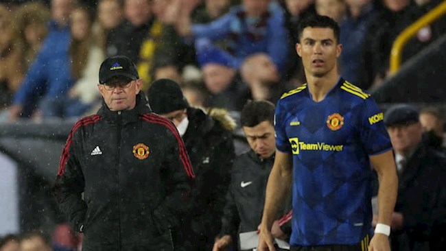 Ralf Rangnick tiết lộ lý do để Ronaldo dự bị trận gặp Burnley