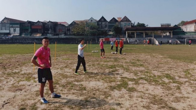 Hồng Lĩnh Hà Tĩnh phải tập trên mặt sân tệ ngang mặt ruộng