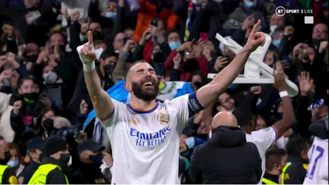 David Alaba ăn mừng bằng ghế nhựa David Alaba ăn mừng bằng ghế nhựa