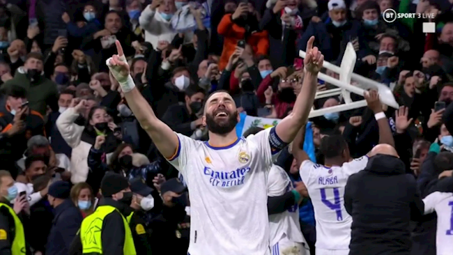 David Alaba ăn mừng bằng ghế nhựa David Alaba ăn mừng bằng ghế nhựa