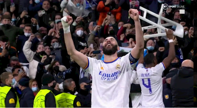 David Alaba ăn mừng bằng ghế nhựa David Alaba ăn mừng bằng ghế nhựa