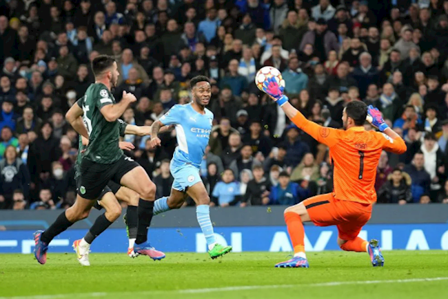 Sterling có cơ hội ghi bàn nhưng không thể tận dụng