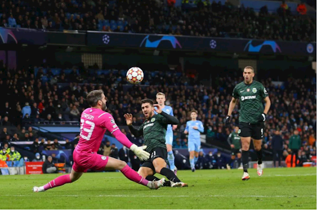 Thủ môn dự bị của Man City đi vào lịch sử Champions League