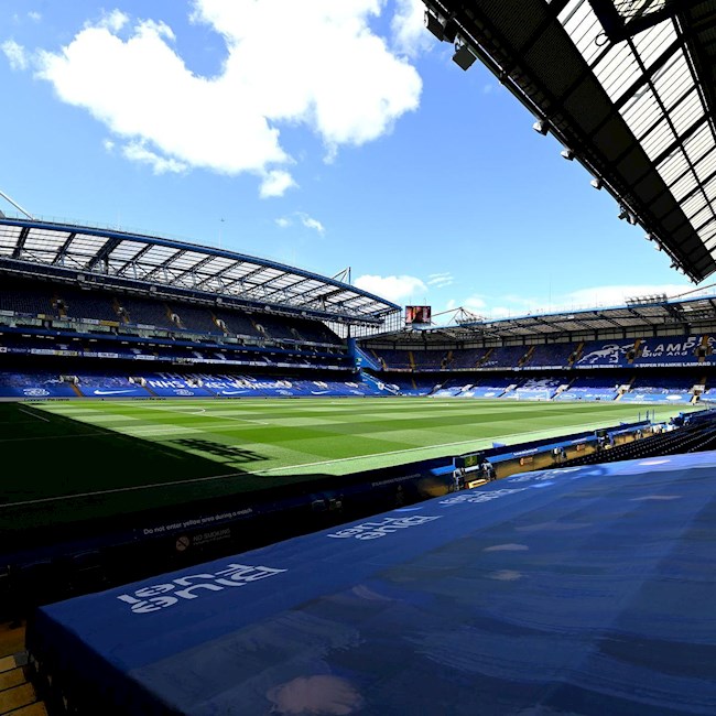 Các hoạt động kinh doanh bị đóng băng. Khách du lịch đến Anh cũng không tài nào mua nổi vé vào sân Stamford Bridge lúc này, tất nhiên một cái áo đấu cũng không thể mua. Chỉ những người mua vé cả mùa trước đó mới được vào sân trong những trận sân nhà 