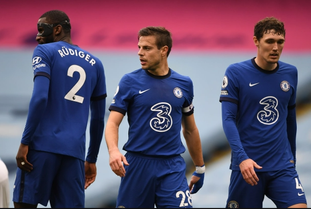 Bộ ba Andreas Christensen, Antonio Rudiger và Cesar Azpilicueta sẽ rời Chelsea ở Hè 2022 theo dạng chuyển nhượng tự do bởi The Blues không được phép gia hạn với các cầu thủ.
