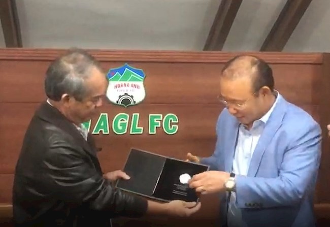 Bầu Đức sẵn sàng để HLV Kiatisuk dẫn dắt ĐT Việt Nam 1 Bầu Đức sẵn sàng để HLV Kiatisuk dẫn dắt ĐT Việt Nam 1