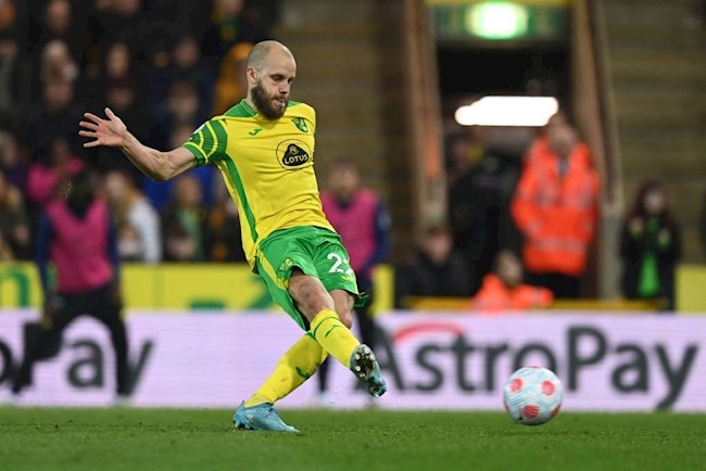 Pukki rút ngắn tỷ số cho Norwich từ chấm 11m