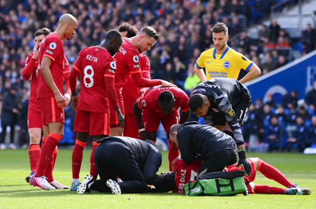 Luiz Diaz va chạm rất mạnh với Robert Sanchez