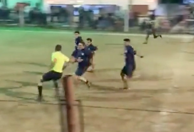 Trọng tài Eduardo Pastorino bị đuổi đánh